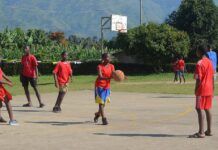 Jugadores jóvenes pasan el balón durante una actividad de baloncesto en una pista exterior