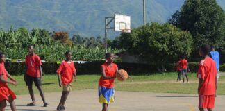 Jugadores jóvenes pasan el balón durante una actividad de baloncesto en una pista exterior