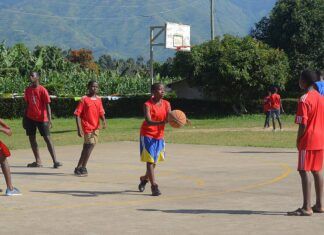 Jugadores jóvenes pasan el balón durante una actividad de baloncesto en una pista exterior