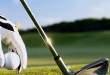 El golf, pelota, palos y hoyos