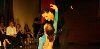 Beneficios Saludables de Bailar Salsa