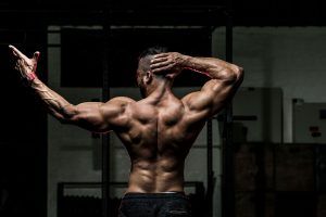 Los 5 mejores ejercicios para desarrollar músculos de la espalda y bíceps más grandes