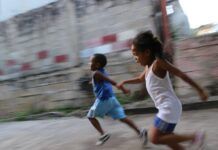 Tema 17 Educación Física: capacidades físicas básicas en edad escolar (LOMLOE) Niños realizando actividad física al aire libre