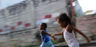 Niños realizando actividad física al aire libre