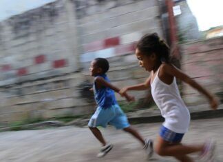 Tema 17 Educación Física: capacidades físicas básicas en edad escolar (LOMLOE) Niños realizando actividad física al aire libre