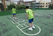 Tema 13 Educación Física: el juego como recurso de enseñanza y aprendizaje (LOMLOE) Niños participando en un juego motor durante una actividad física