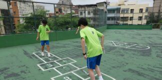 Niños participando en un juego motor durante una actividad física