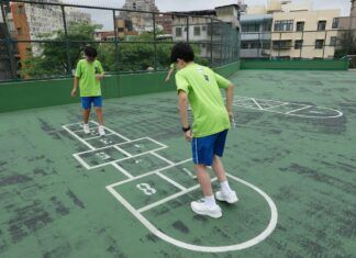 Tema 13 Educación Física: el juego como recurso de enseñanza y aprendizaje (LOMLOE) Niños participando en un juego motor durante una actividad física