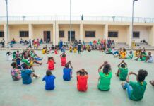 Niños participando en una actividad deportiva de grupo durante Educación Física