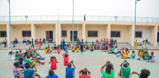 Niños participando en una actividad deportiva de grupo durante Educación Física