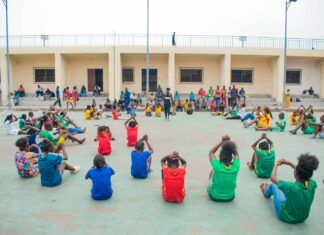 6 juegos educativos para Educación Física en Primaria Niños participando en una actividad deportiva de grupo durante Educación Física