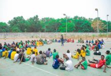Tema 20 Educación Física: organización de grupos, planificación y modelos de sesión (LOMLOE) Grupo de niños participando en una actividad deportiva organizada