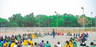 Grupo de niños participando en una actividad deportiva organizada