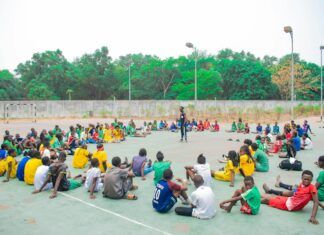 Tema 20 Educación Física: organización de grupos, planificación y modelos de sesión (LOMLOE) Grupo de niños participando en una actividad deportiva organizada