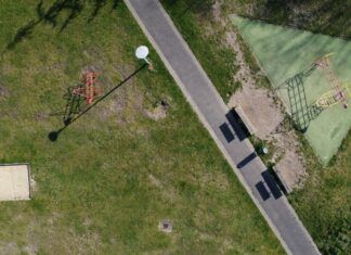 Juegos de orientación en Educación Física para Primaria: 5 actividades con mapas y pistas Vista aérea de un espacio deportivo con referencias para preparar juegos de orientación